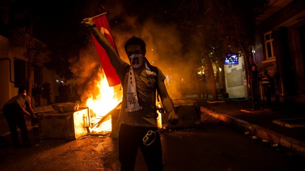 Turcii furioși revin la proteste