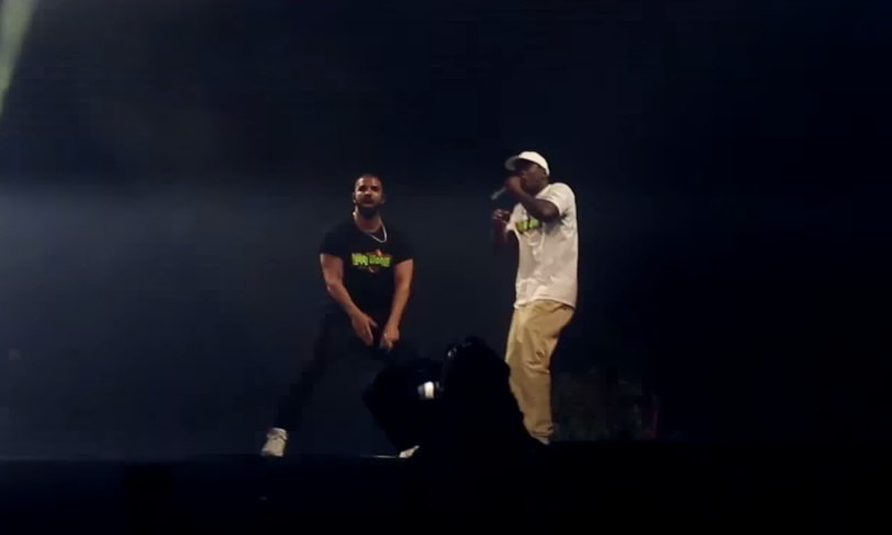 Zie hoe Drake tijdens een optreden in Londen met Skepta op de proppen komt
