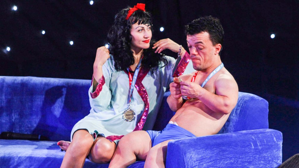 Am stat cu cele mai dubioase vedete porno românești: eleva, elevul, piticul și pensionara