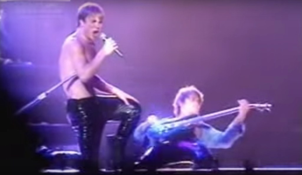 Quella volta che i Take That cantarono “Smells Like Teen Spirit” a petto nudo