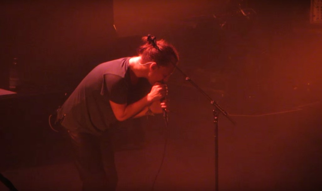 Incredibile! I Radiohead non sono robot, e questo video ne è la prova