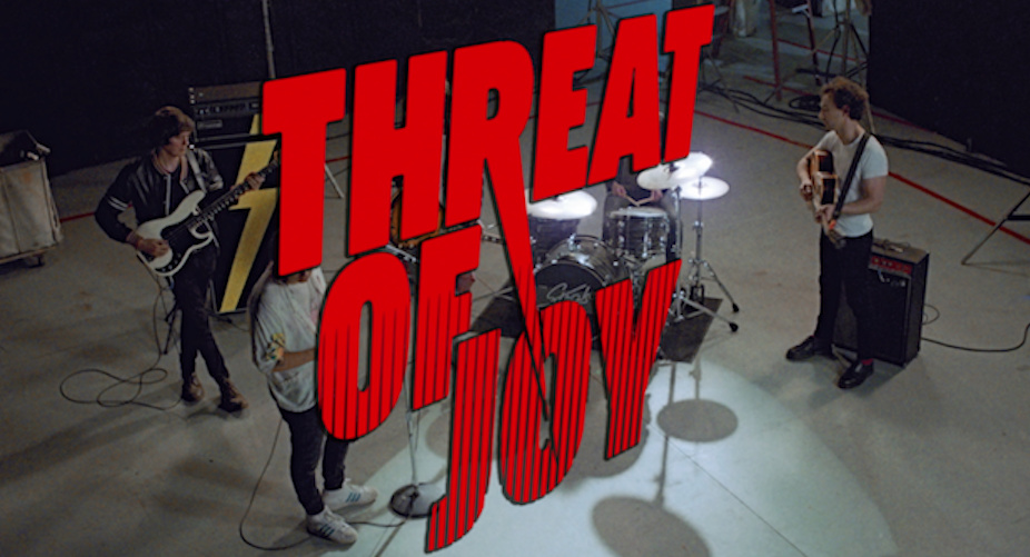 Weltpremiere: The Strokes melden sich mit dem wunderbar bizarren Video zu “Threat of Joy” zurück