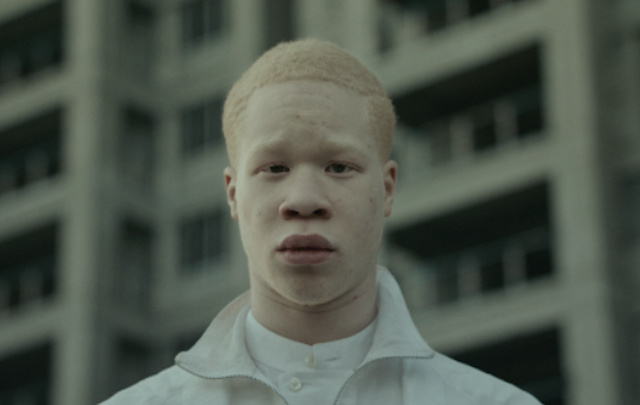 Jamie XX i Romain Gavras z niesamowicie dobrym klipem “Gosh”
