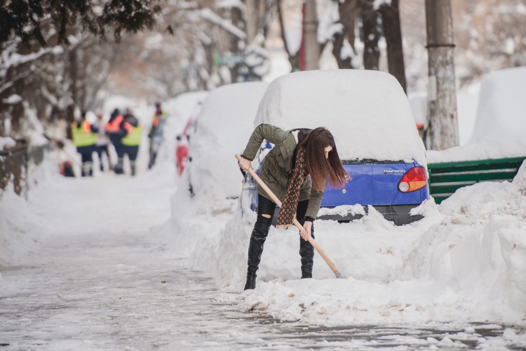De ce e normal să ieși la deszăpezit în România, chiar dacă ești femeie