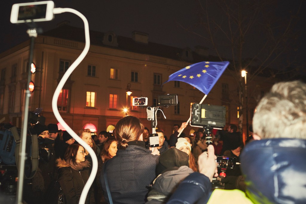 Hymn polski i flagi UE na demonstracji studentów przeciw władzy