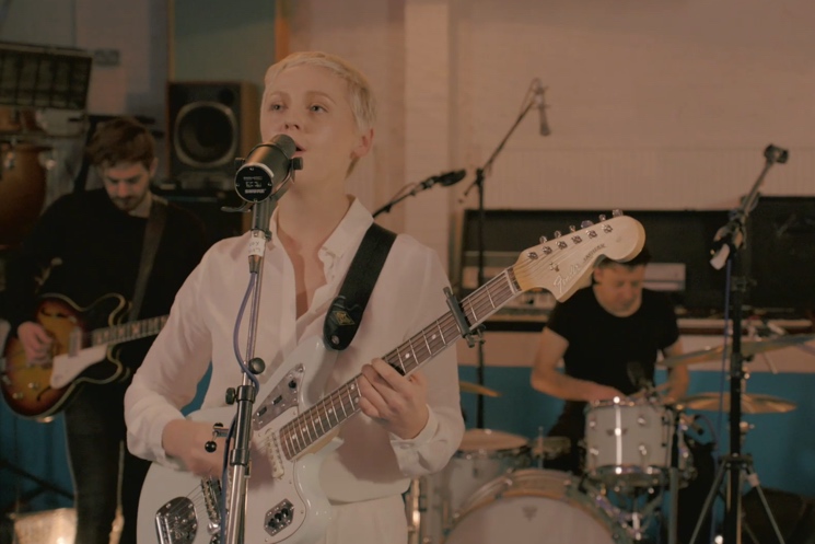 Laura Marling pomoże ci przetrwać zimę utworem “Wild Fire”