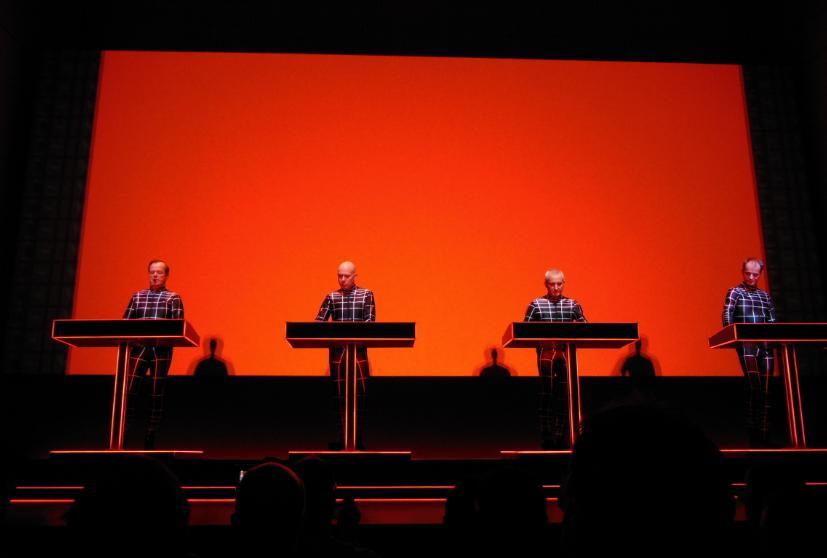 Dieser Kraftwerk-Superfan hat im Kraftwerk-Stil geheiratet