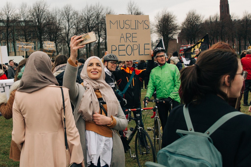 Foto’s van de protestborden bij de demo tegen Trump in Den Haag