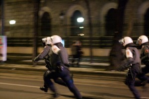 Polizisten auf der Straße stürmen entlang