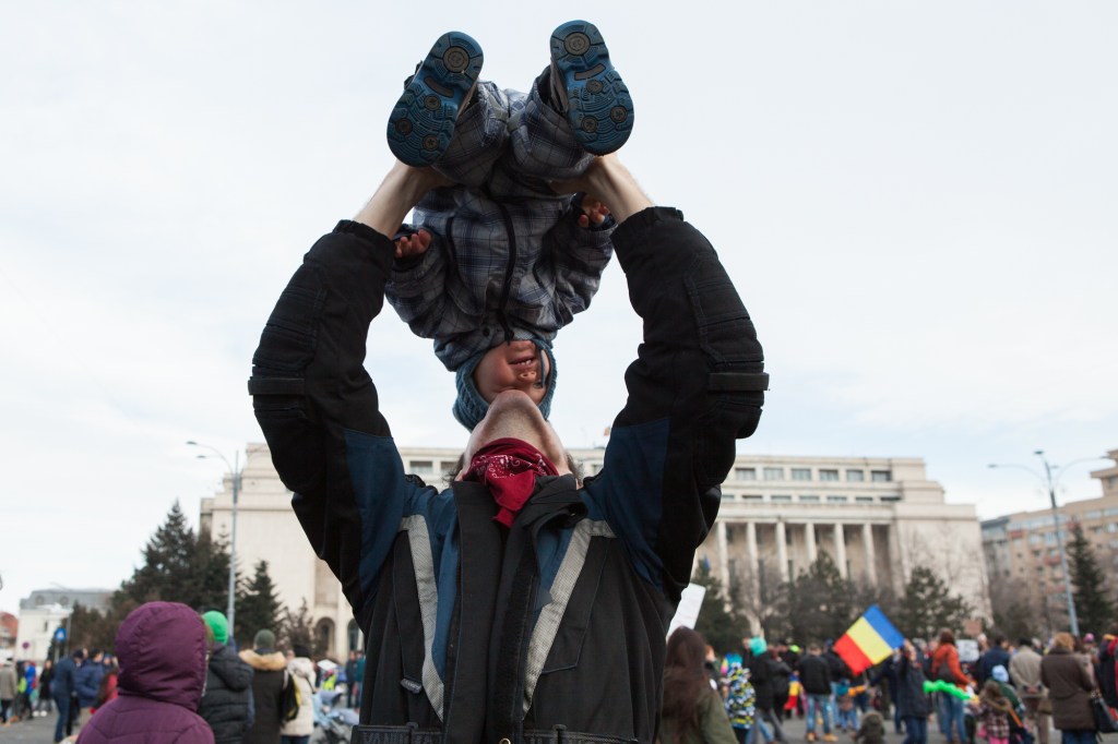 Fotografii de la protestul copiilor care au cucerit Piața Victoriei cu pancarte și desene
