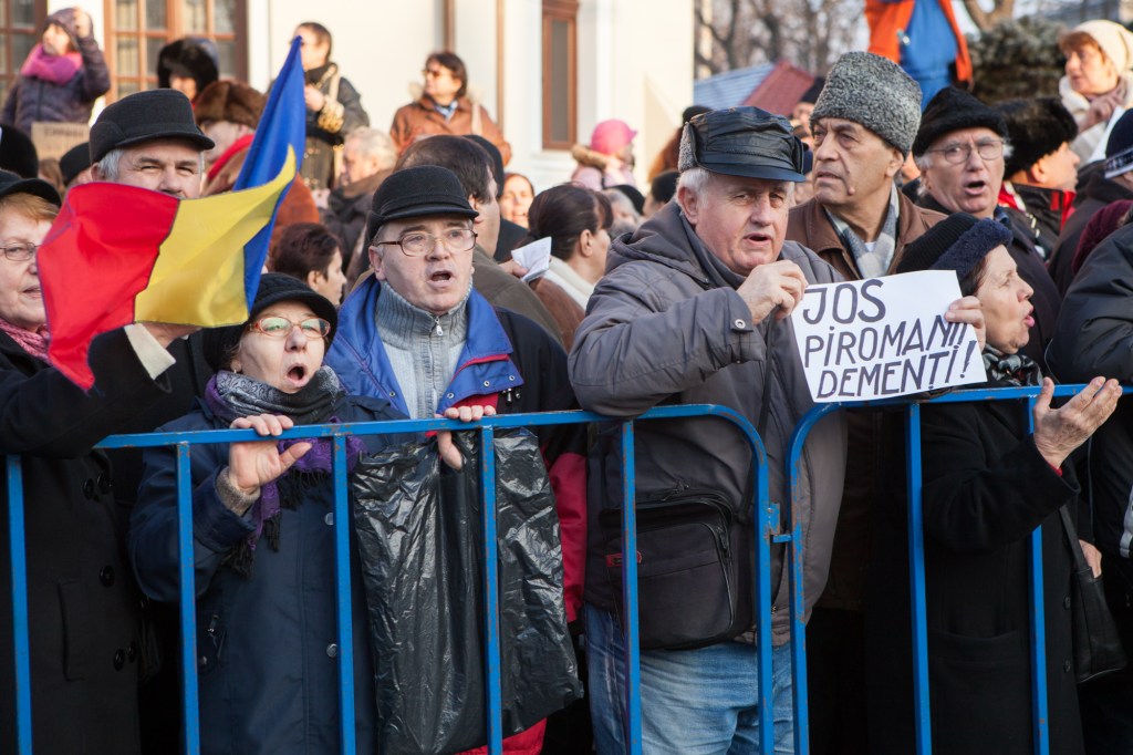 Pancartele penibile ale protestatarilor de la Cotroceni sunt cel mai frumos lucru pe care o să-l vezi azi pe internet