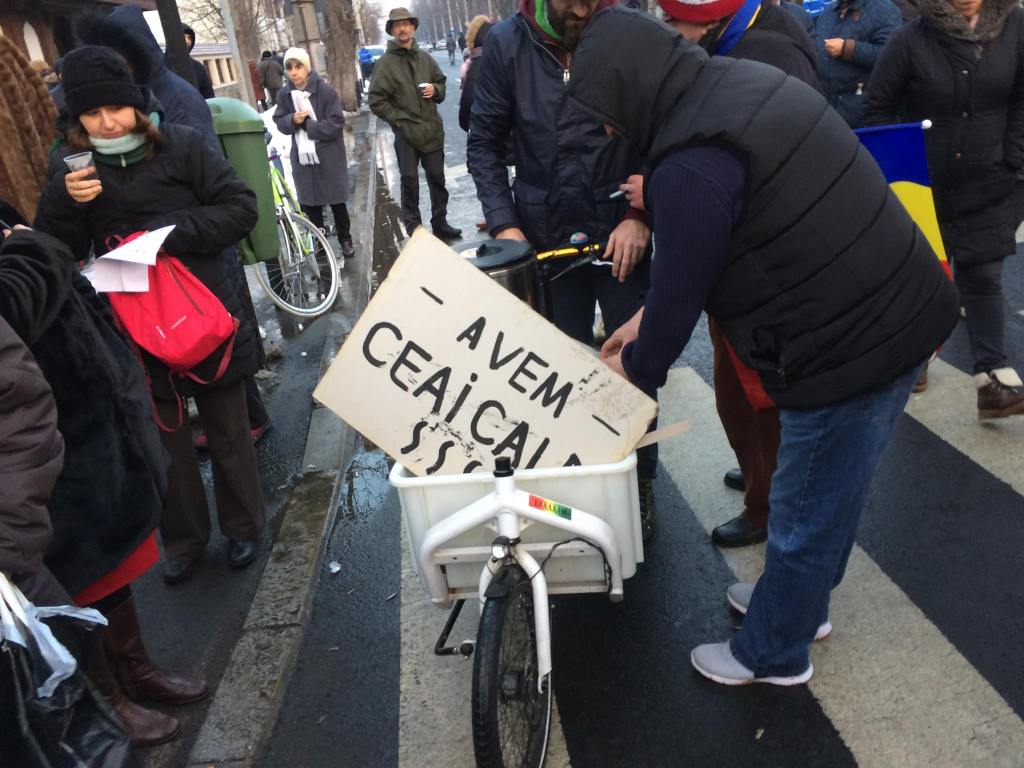 Am vorbit cu tinerii care le-au adus ceai gratis protestatarilor PSD și au fost huiduiți
