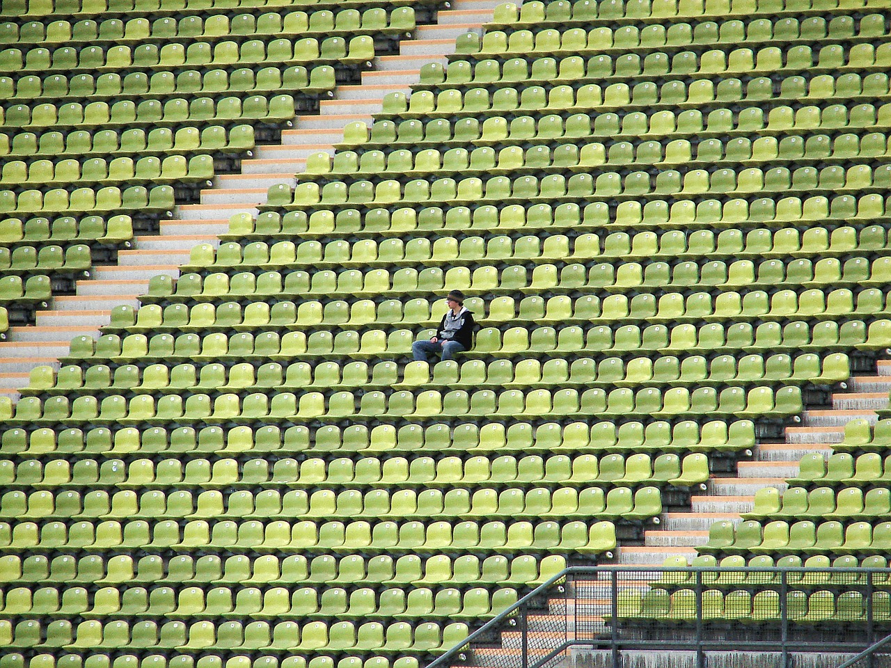 1487156629127-stadium-165406_1280