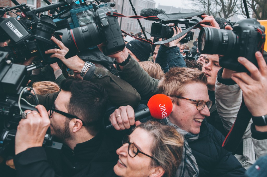 Foto’s van de chaos bij de campagneaftrap van de PVV in Spijkenisse