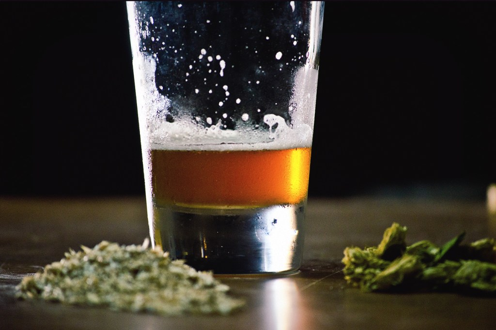 Wat er met je lichaam gebeurt als je wiet en alcohol combineert