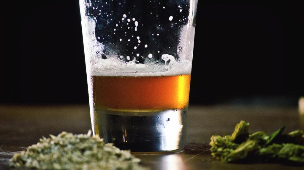 Wat er met je lichaam gebeurt als je wiet en alcohol combineert