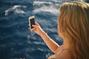 tanara cu telefon