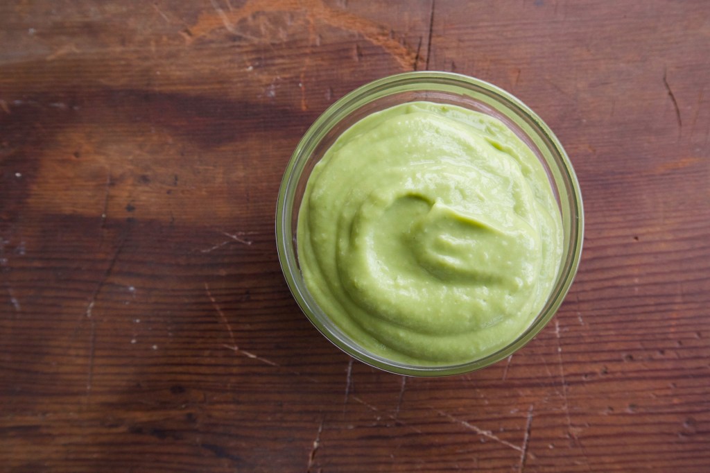 Salsa di avocado e pomodori verdi