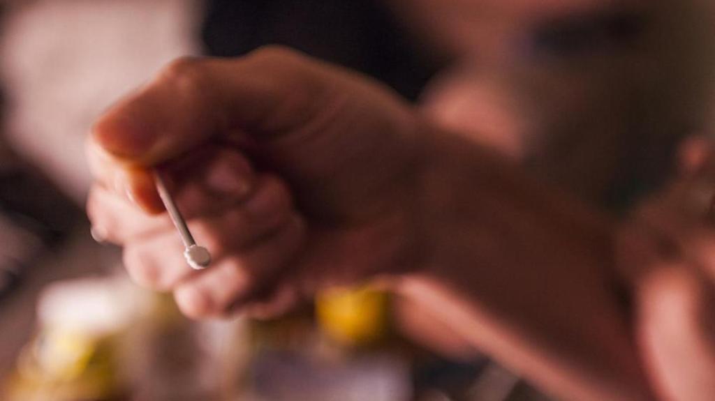 Como seria um mercado legal de drogas recreativas no Reino Unido