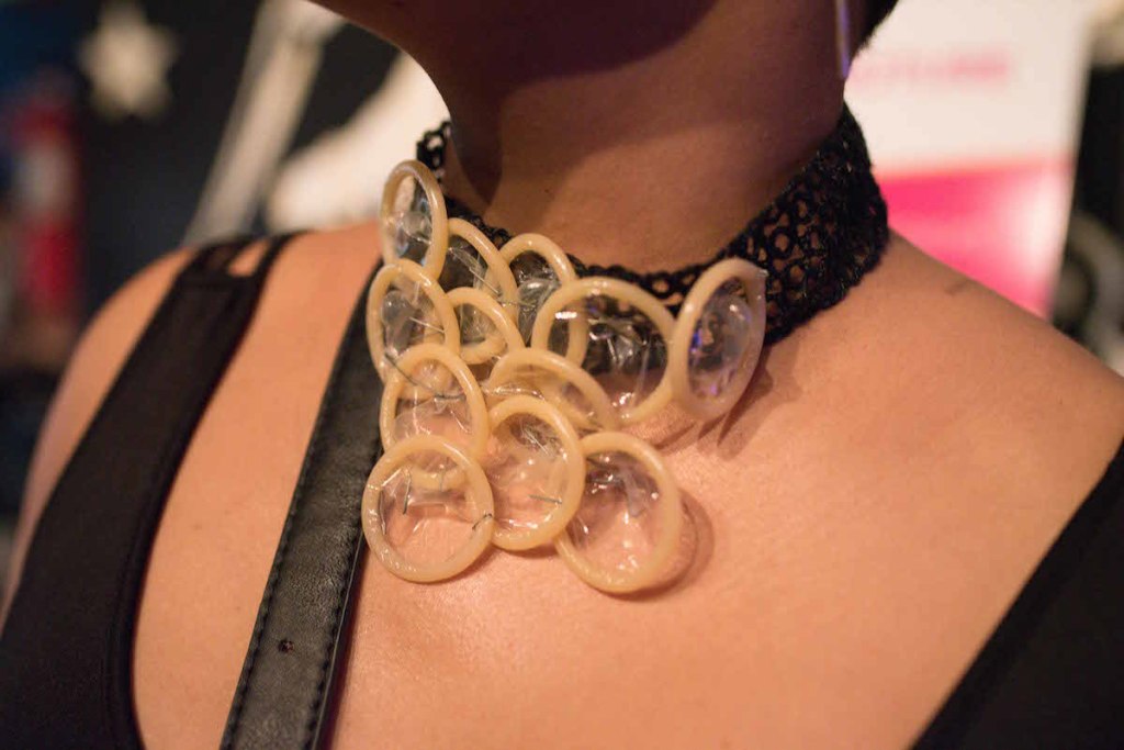 Die Eleganz eines abgerollten Kondoms: Fotos von der “Condom-Couture”-Modenschau