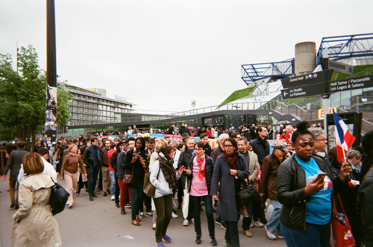 Folk köar för att vara med på mötet för En Marche! i Bercy