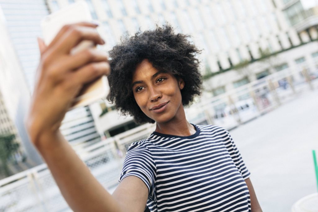 Endlich! Wissenschaftler haben den perfekten Selfie-Winkel gefunden