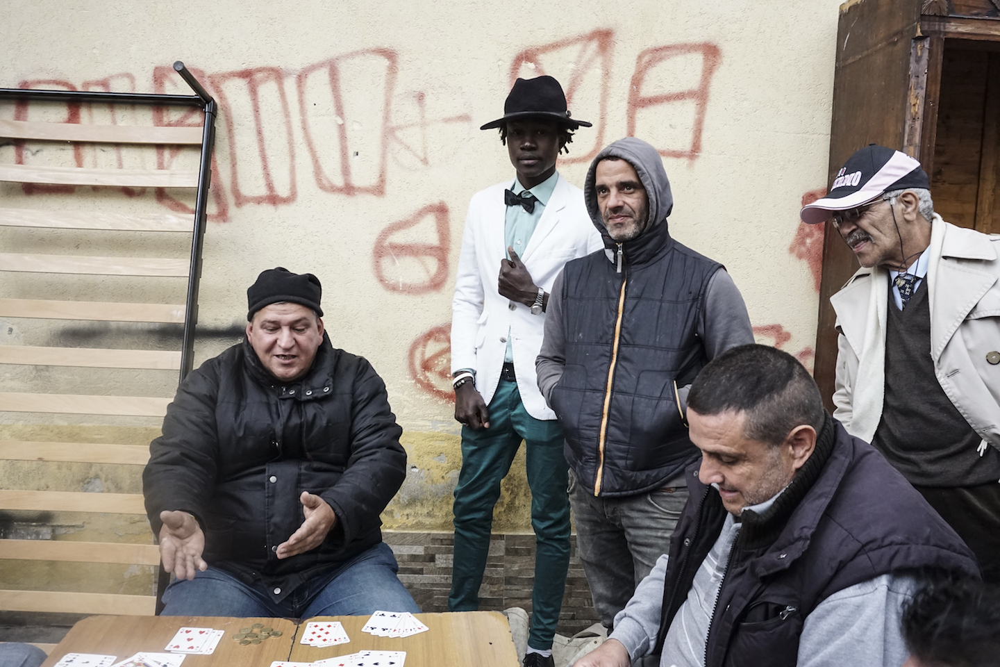 Abdoullaye w białej kurtce i zielonych spodniach. Wszystkie zdjęcia autorstwa Francesco Faraciego