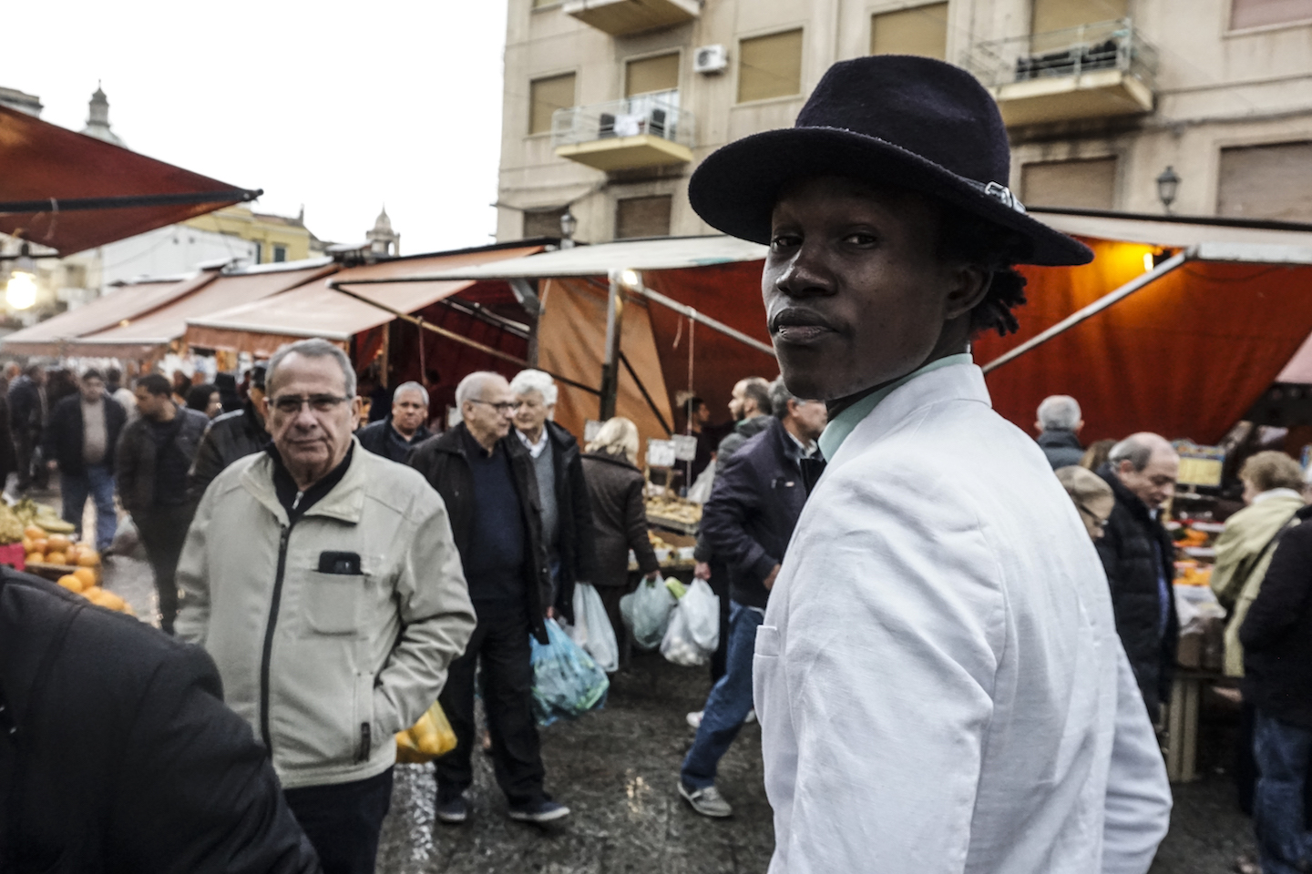 vestir bien poco dinero Abdullaye Abdullaye inmigración italia sicilia moda ropa modelo
