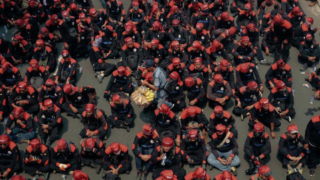 Warna-Warni Aksi Puluhan Ribu Buruh di Jakarta Menuntut Perbaikan Nasib