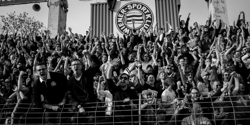 Fotos von Menschen beim Fußballspielen und -schauen