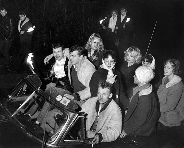 Svempa bakom ratten med sitt gäng Road Stars i hans 1953 Pontiac Cabriolet. Foto med tillstånd av Sven Alberg/Scanpix.