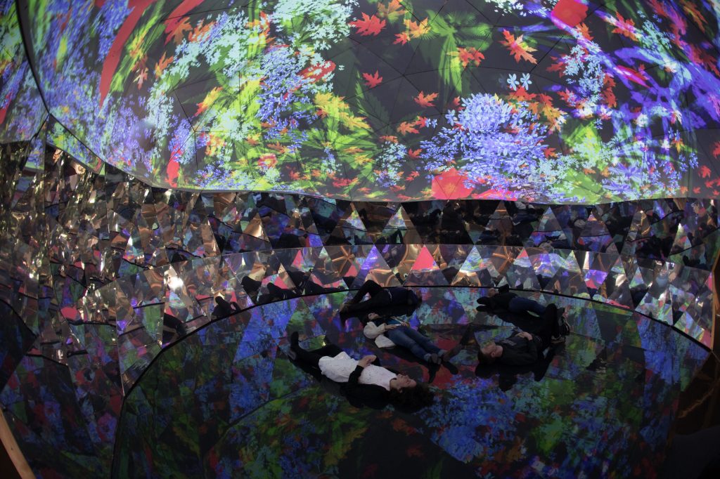 Stap in deze kaleidoscopische koepel in de tuinen van een eeuwenoud kasteel