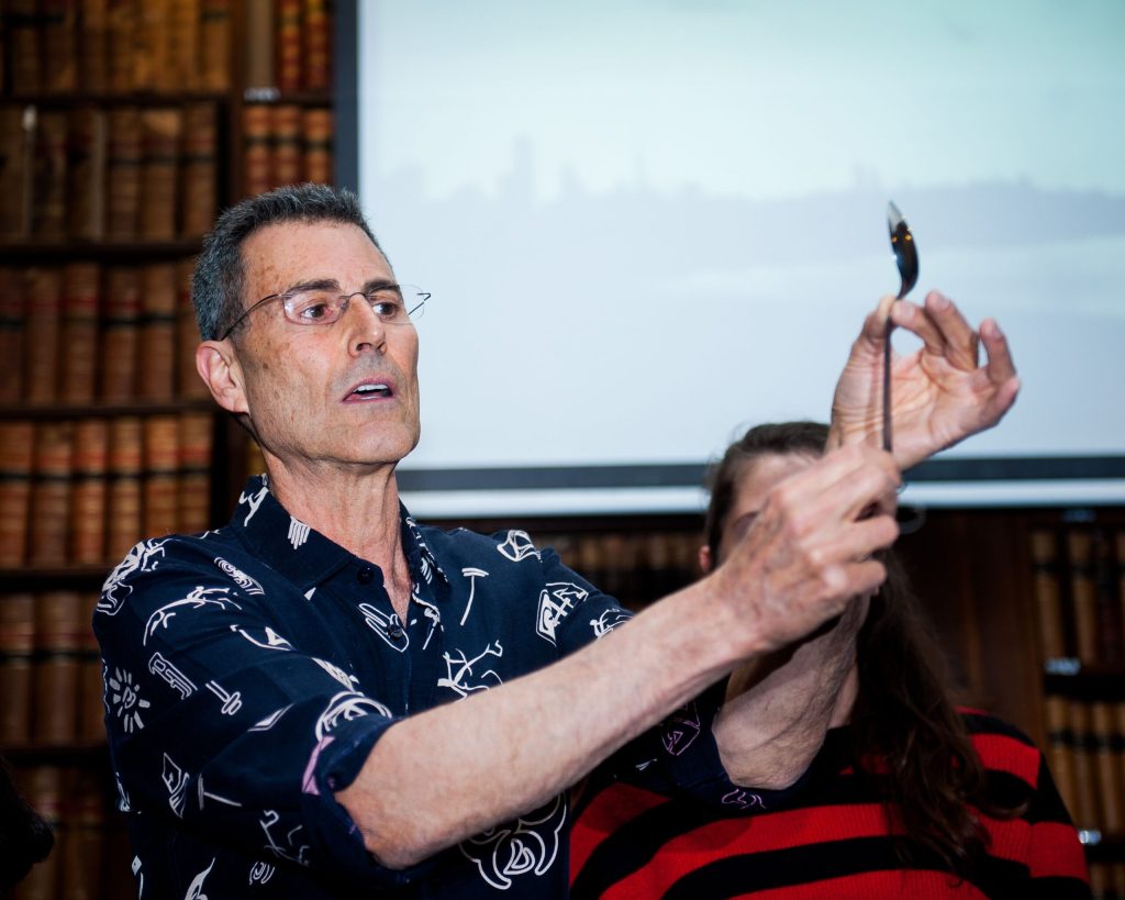 Wie die CIA untersuchte, ob Uri Geller wirklich magische Kräfte besitzt