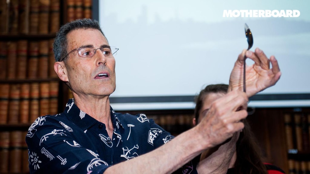 Wie die CIA untersuchte, ob Uri Geller wirklich magische Kräfte besitzt