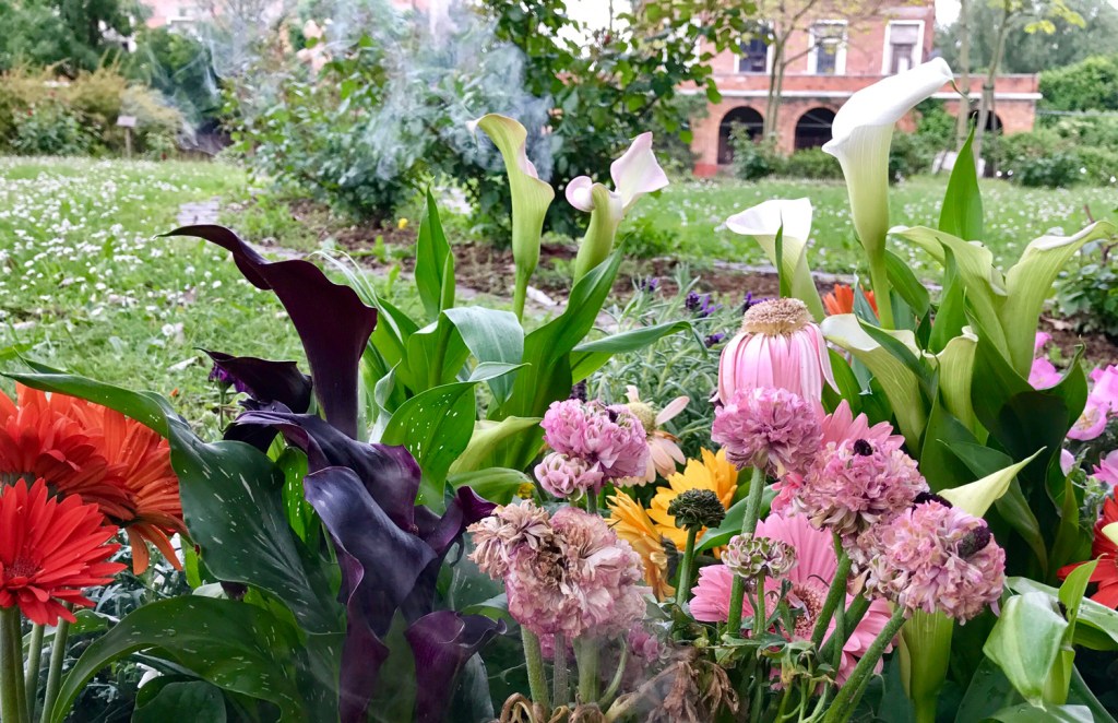De bloemen van Peter de Cupere zitten continu de lucht te vervuilen