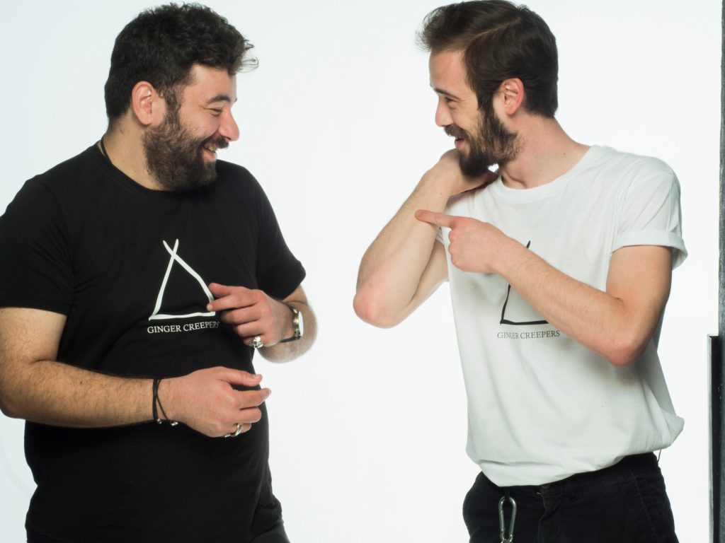 Η Ελληνική Παράσταση που -Καιρός Ήταν- Καταπιάνεται με τα Social Media