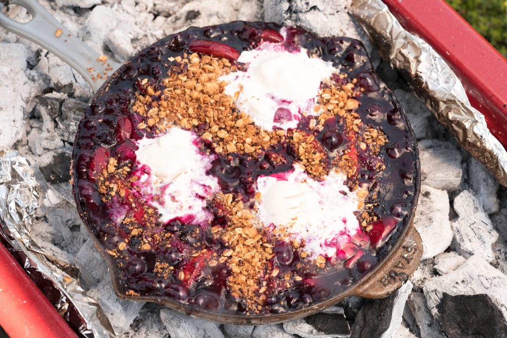Pfirsich-Heidelbeer-Crumble vom Grill