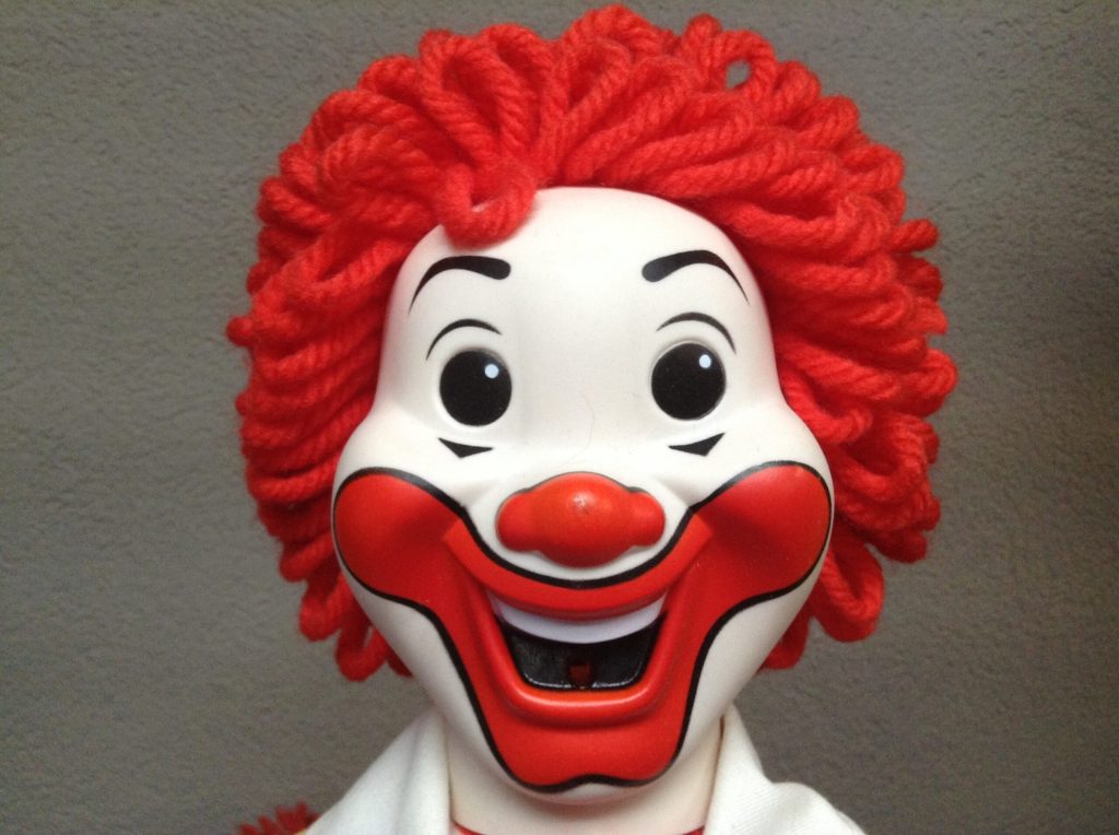 Clown mit Messerhandschuhen tötet Mann und flieht auf Roller