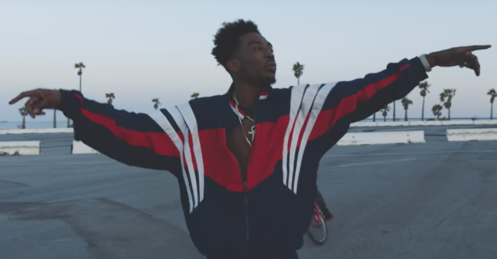 Mura Masa i Desiigner klipem do “All Around the World” wywołają u ciebie uśmiech