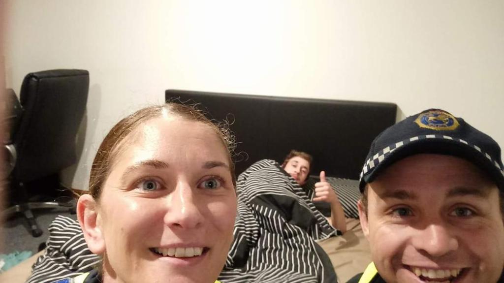 Un tip mahmur s-a trezit c-un selfie cu Poliția pe mobil