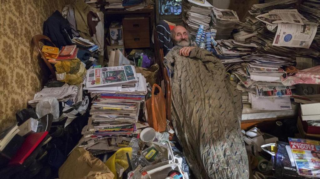 Fotografii sfâșietoare din viața unui colecționar obsesiv