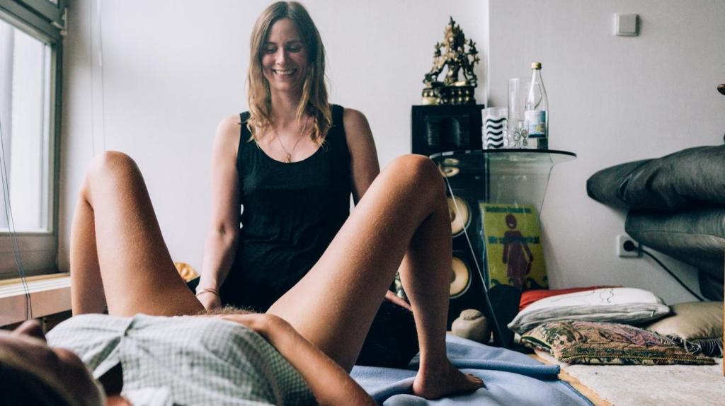 I Spent Some Time Staring at Strangers’ Vaginas at a Vulva Watching Workshop