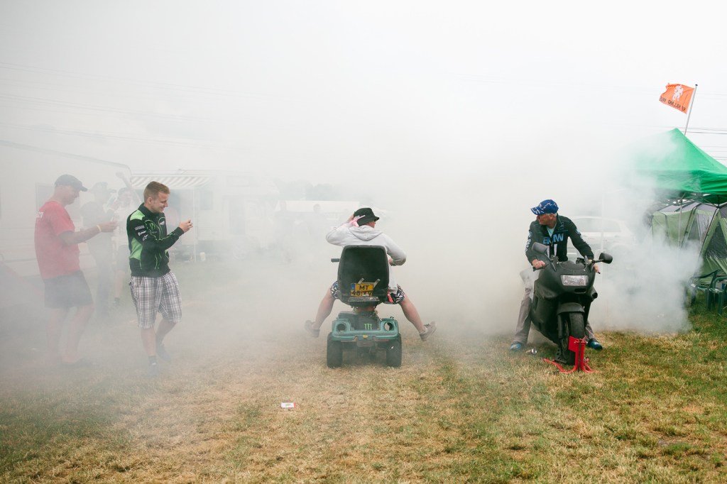 Brullende motoren en brullende mannen op de TT in Assen
