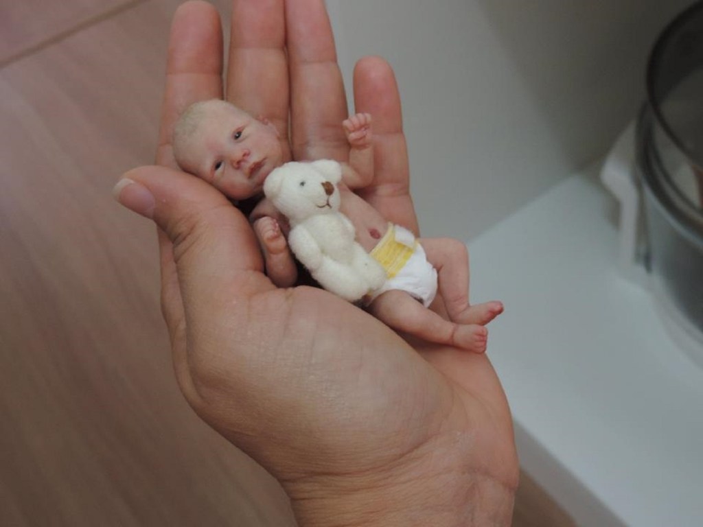 These Hyper-Realistic Tiny Baby Sculptures Just Need Your Love