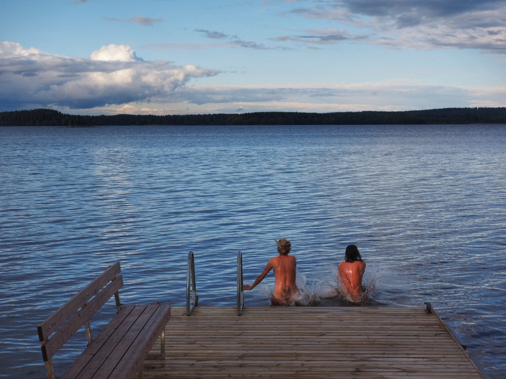 Tous à poil et tous bourrés, fêter l’été comme les Finlandais