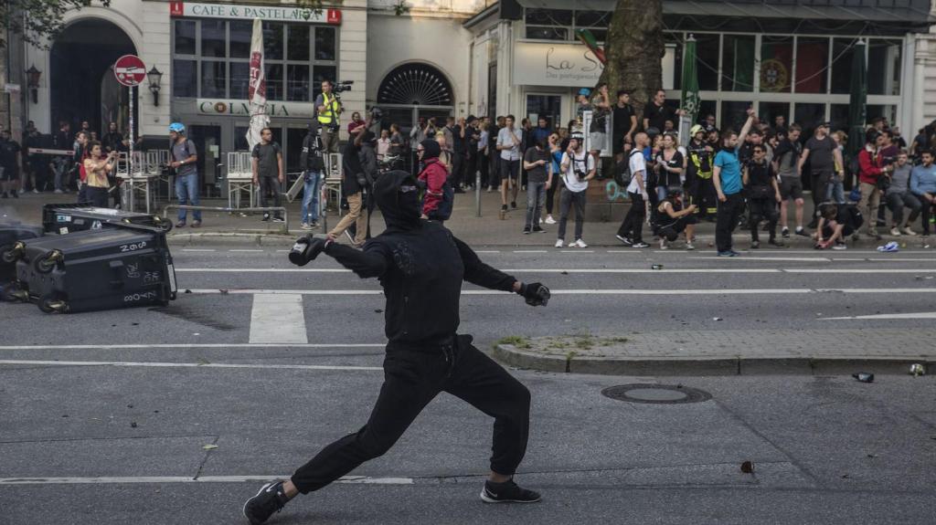 Fotografii cu baricade în flăcări și violența poliției la protestele din Hamburg față de summitul G20