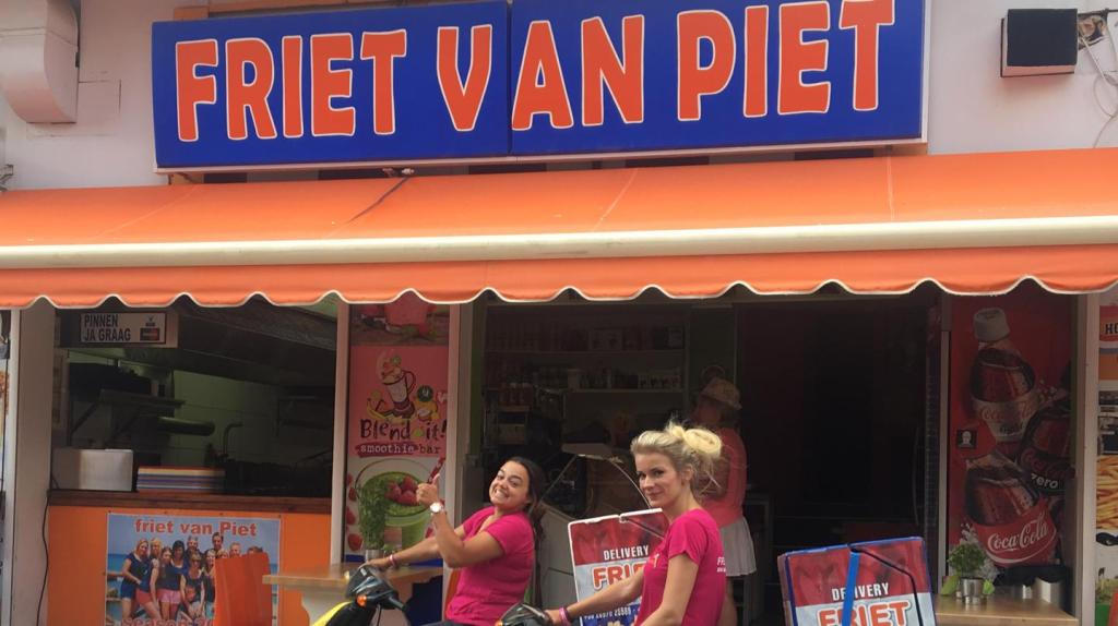 De dingen die je meemaakt als je werkt in een Nederlandse snackbar in Chersonissos