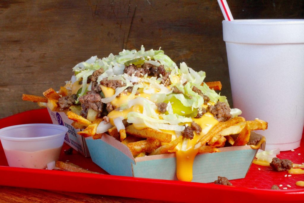 Pommes mit Burger-Topping
