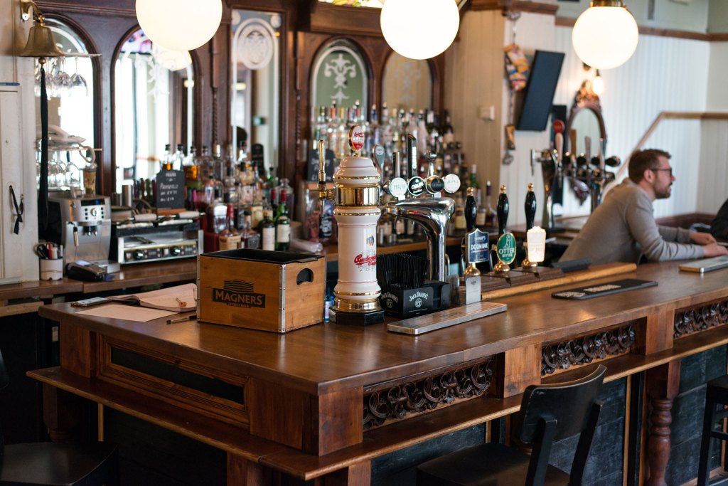 À l’intérieur du pub secret qui ne sert que des barmen