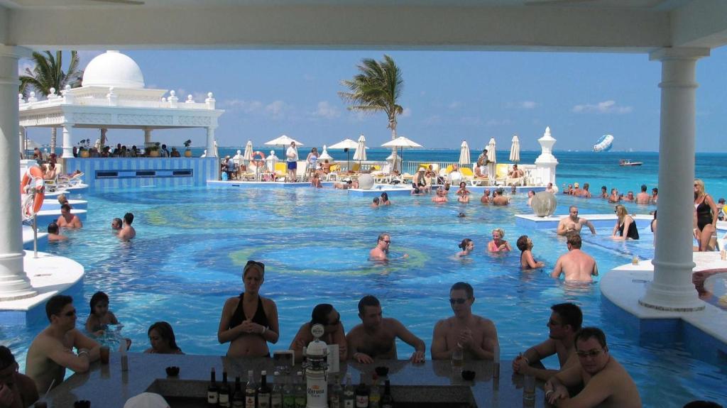 Confiscan 10,000 galones de alcohol adulterado y letal en resorts de México